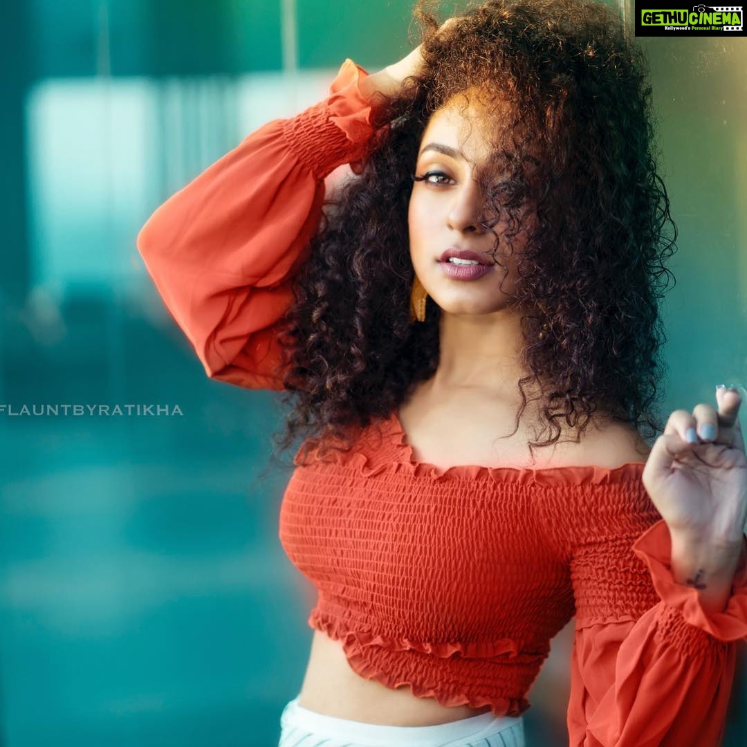 Pearle Maaney Instagram - “Be kind... be forgiving... Because it takes more strength to be both.. And Yes... You are Strong 😊” -Pearle. Stylist/ makeup/hair: @ratikhavenugopal Garment: @flauntbyratikha Cam: @ivigneshrajendran Novotel Chennai Chamiers Road
