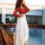 Pearle Maaney Instagram - Sun 🌞 Kissed 🤗 Stylist/ makeup/hair: @ratikhavenugopal  Garment: @flauntbyratikha  Twitter: @ratikhavenu Cam: @ivigneshrajendran Locay: @novotelchennaichamiersroad