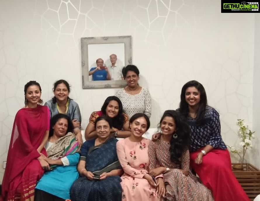 Pearle Maaney Instagram - Thank You Diwali for getting us all Together ❤️ #Family