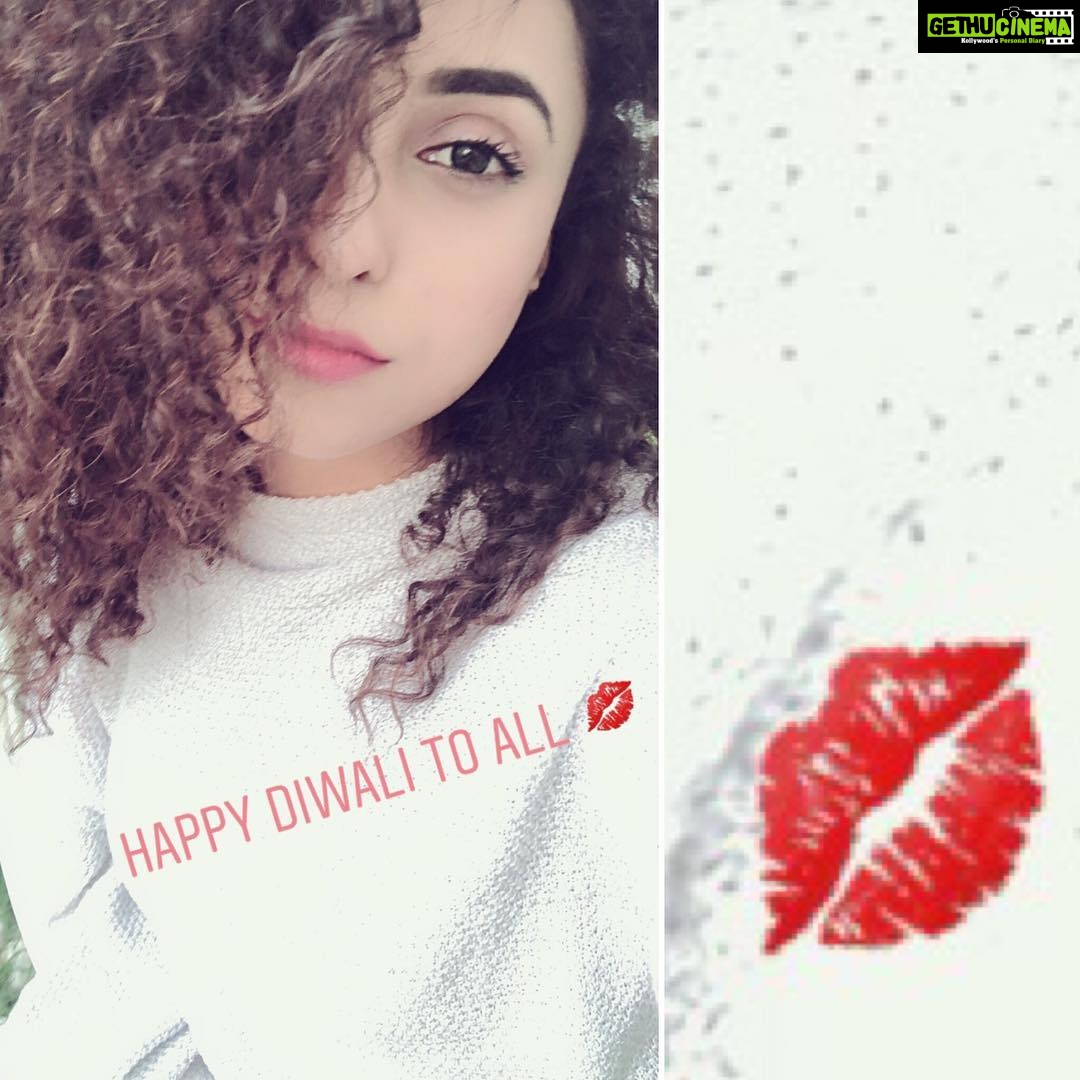 Pearle Maaney Instagram - Have a safe and blessed Diwali ❤️😋 I love You All ❤️🤗