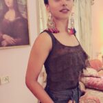 Pearle Maaney Instagram - When Mona Lisa Posed for a painting that day... did she know what she was upto? Did she know her painting was going to be "the best known, the most visited, the most written about, the most sung about, the most parodied work of art in the world"? Well I Guess we will never Know! ❤️ but we are all allowed to Wonder 😋 Beautiful earrings by @daivik.in
