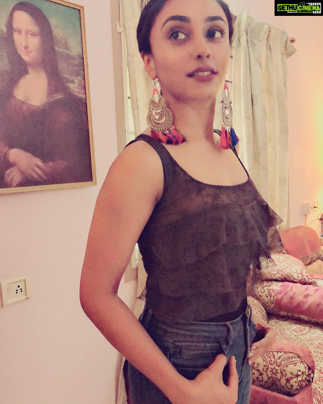 Pearle Maaney Instagram - When Mona Lisa Posed for a painting that day... did she know what she was upto? Did she know her painting was going to be "the best known, the most visited, the most written about, the most sung about, the most parodied work of art in the world"? Well I Guess we will never Know! ❤️ but we are all allowed to Wonder 😋 Beautiful earrings by @daivik.in