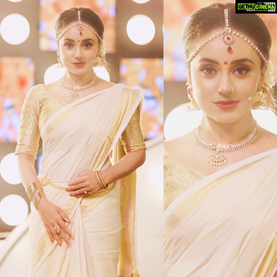 Pearle Maaney Instagram - സ്നേഹം നിറഞ്ഞ കേരള പിറവി ആശംസകൾ ❤️ #keralapiravi