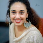 Pearle Maaney Instagram - Smile 😊 with All your heart ❤️ Because life is actually Beautiful. Peace Love and Music to All