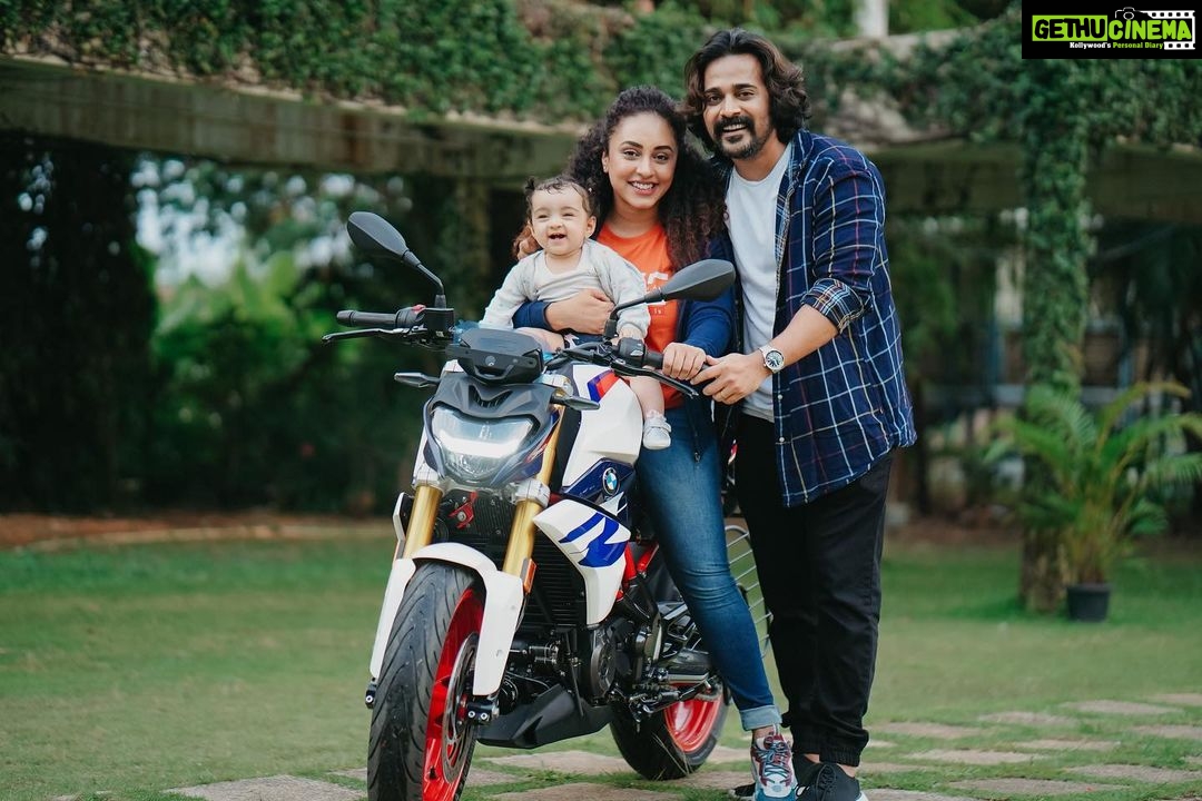 Pearle Maaney Instagram - So this was the Big Surprise! I’m on cloud 9 😍 The fact that Srini thought about gifting me a Bike is what surprised me the most…This gift had a lot of hidden meanings… and that’s what makes this Super Special. Thank You @srinish_aravind for being the amazing husband that you are. Nila… you have an Amazing Hero to look up to ❤️ . #bmwg310r @bmwmotorrad_in @evmbmw_motorrad Event : @eventiaevents Clicks : @magicmotionmedia Location: @lemeridienkochi