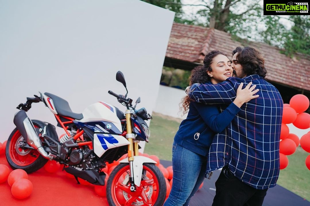 Pearle Maaney Instagram - So this was the Big Surprise! I’m on cloud 9 😍 The fact that Srini thought about gifting me a Bike is what surprised me the most…This gift had a lot of hidden meanings… and that’s what makes this Super Special. Thank You @srinish_aravind for being the amazing husband that you are. Nila… you have an Amazing Hero to look up to ❤️ . #bmwg310r @bmwmotorrad_in @evmbmw_motorrad Event : @eventiaevents Clicks : @magicmotionmedia Location: @lemeridienkochi