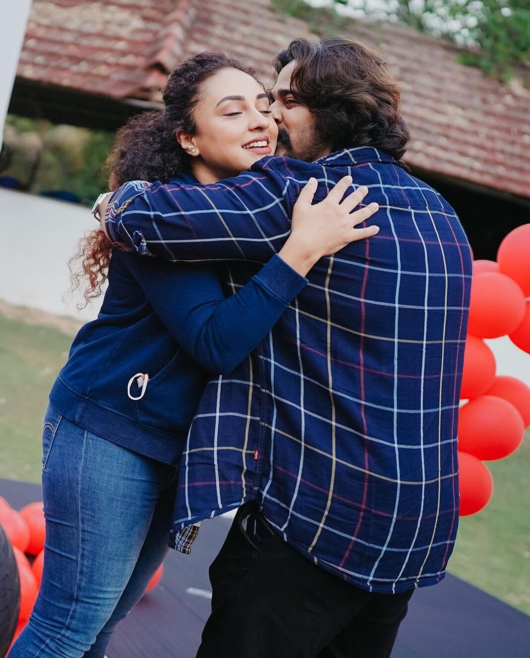 Pearle Maaney Instagram - This Valentines Day was definitely the most special one… @srinish_aravind my husband… Nila’s dad… made sure he reminded me something…. He reminded me who I was… and that he loves me for what I am. This was such an emotional day but don’t worry,I dint cry… I was Kili poyi 😜. Anyway I’m sure you are wondering what I’m talking about… well at 11.11 am today we will be uploading this special vlog on Our YouTube Channel. Stay Tuned my dear Family.❤️ . Thank you @rubenbijy my dear Aliyan for the amazing videos and clicks @magicmotionmedia 📸 🥰