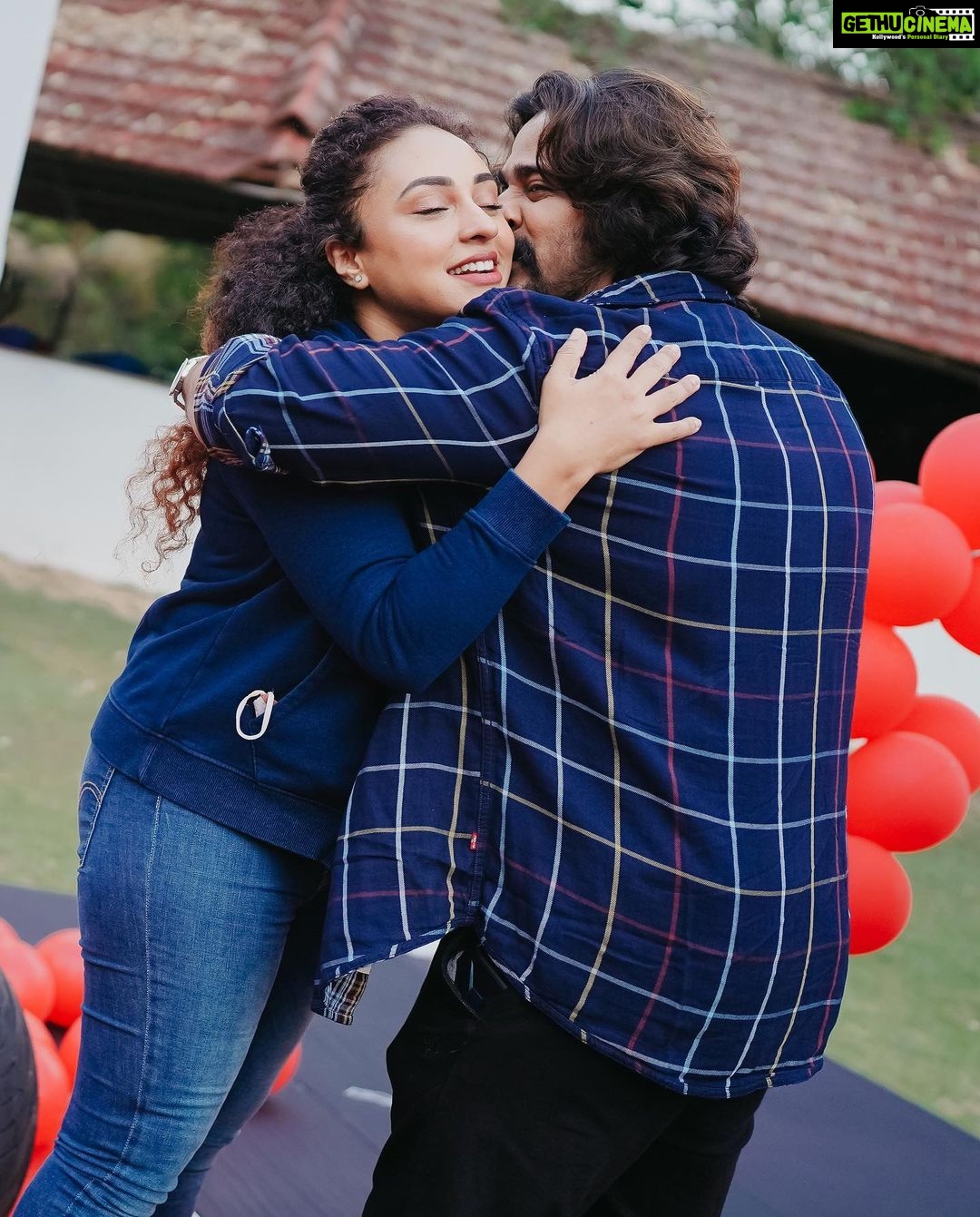 Pearle Maaney Instagram - This Valentines Day was definitely the most special one… @srinish_aravind my husband… Nila’s dad… made sure he reminded me something…. He reminded me who I was… and that he loves me for what I am. This was such an emotional day but don’t worry,I dint cry… I was Kili poyi 😜. Anyway I’m sure you are wondering what I’m talking about… well at 11.11 am today we will be uploading this special vlog on Our YouTube Channel. Stay Tuned my dear Family.❤️ . Thank you @rubenbijy my dear Aliyan for the amazing videos and clicks @magicmotionmedia 📸 🥰