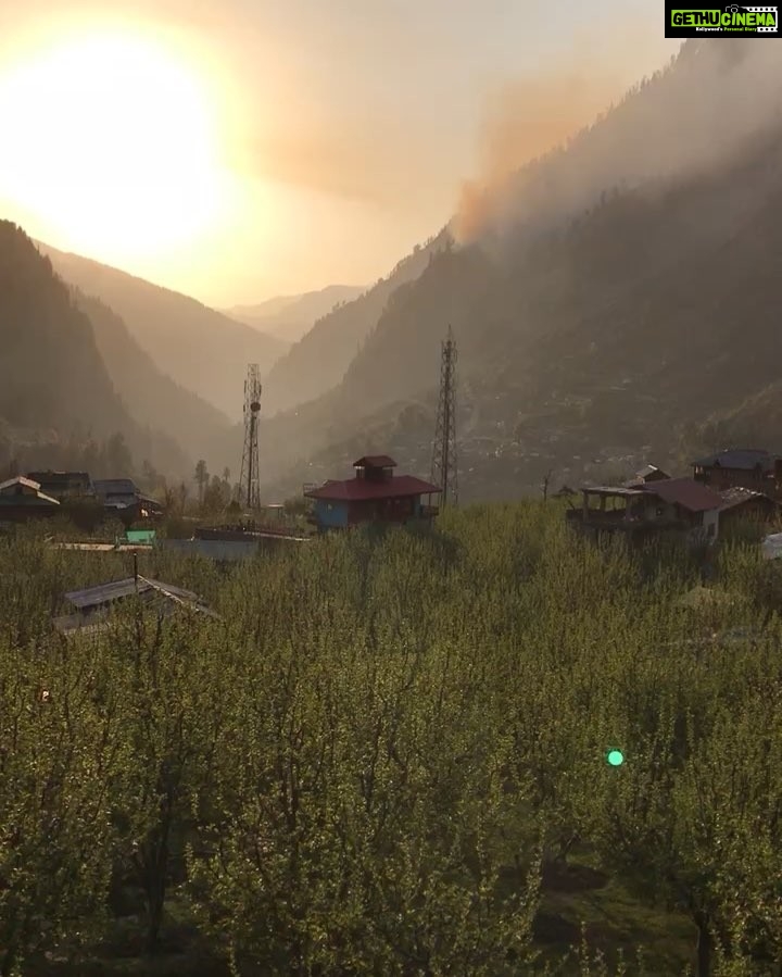 Pearle Maaney Instagram - So This is What I missed today. #throwback #himalayanjourney This was shot in Khalga.❤️ it’s a 1 hour trek from Tosh and the place is full of Apple Trees. Another 5 hours trek from here leads to Kheer Ganga. One of the most amazing places I’ve ever been to. We need to plan a trip to the mountains @shaunromy @deeptisati 😋