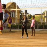 Pearle Maaney Instagram - When you have absolutely no idea how to play Volleyball 🏐 but still have to act like you do😎✌️ Thank u @sanu_mohammed for this click