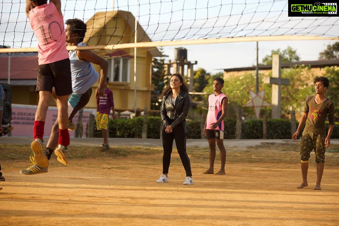 Pearle Maaney Instagram - When you have absolutely no idea how to play Volleyball 🏐 but still have to act like you do😎✌️ Thank u @sanu_mohammed for this click