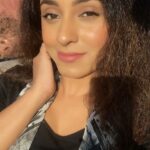 Pearle Maaney Instagram - When the early Morning sun ☀️ shines Bright... get out and soak in it😎 apparently looking directly at rising sun is good for the 👀 eyes. It is not easy to look at the sun! But I try to keep@my eyes open 😋 Fact: Sungazing is one of of most powerful exercises to train your eyes and improve eyesight. For some people who practice sungazing it is a spiritual ritual, they meditate and get energy from the Sun. If you have never done it, the best time for sungazing is before sunset or during sunrise in a day when sun is unobstructed by clouds. And you should increase your sessions gradually😊❤️ it’s great for your skin too!