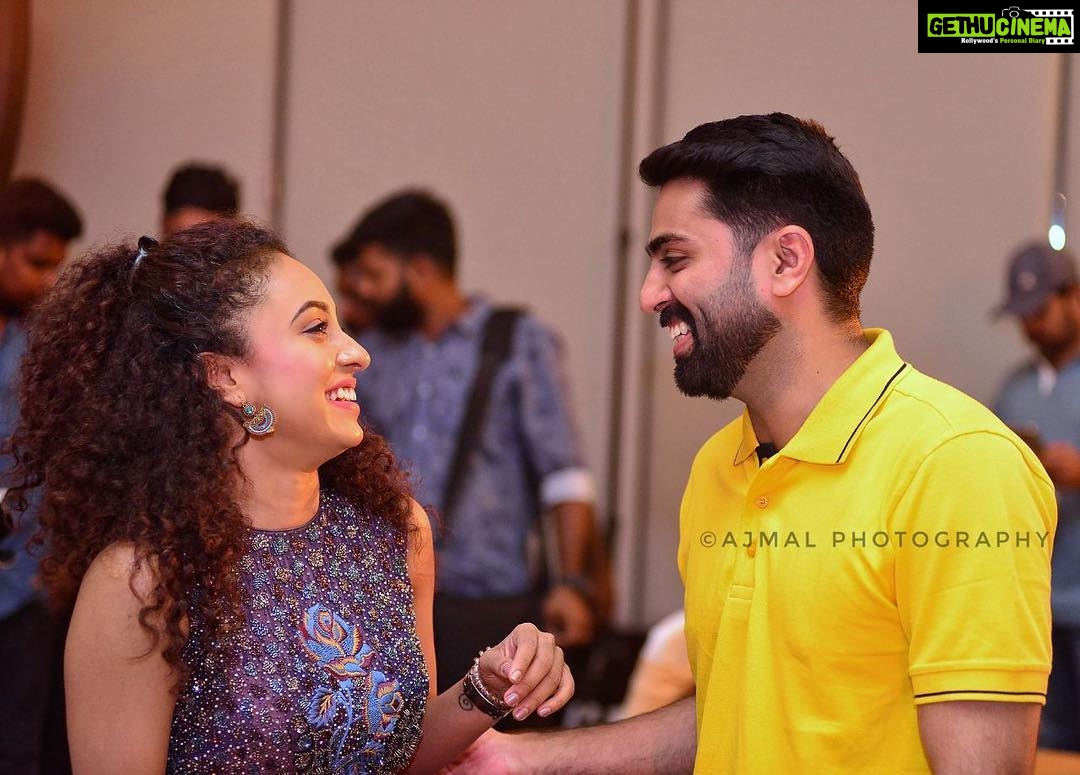 Pearle Maaney Instagram - He reads me like a book! 😀🤦♀️ GP Kuttan! @padmasoorya 😎 #Bffs @ajmal_photography_ @realmalkha #d4dance #missingscenes