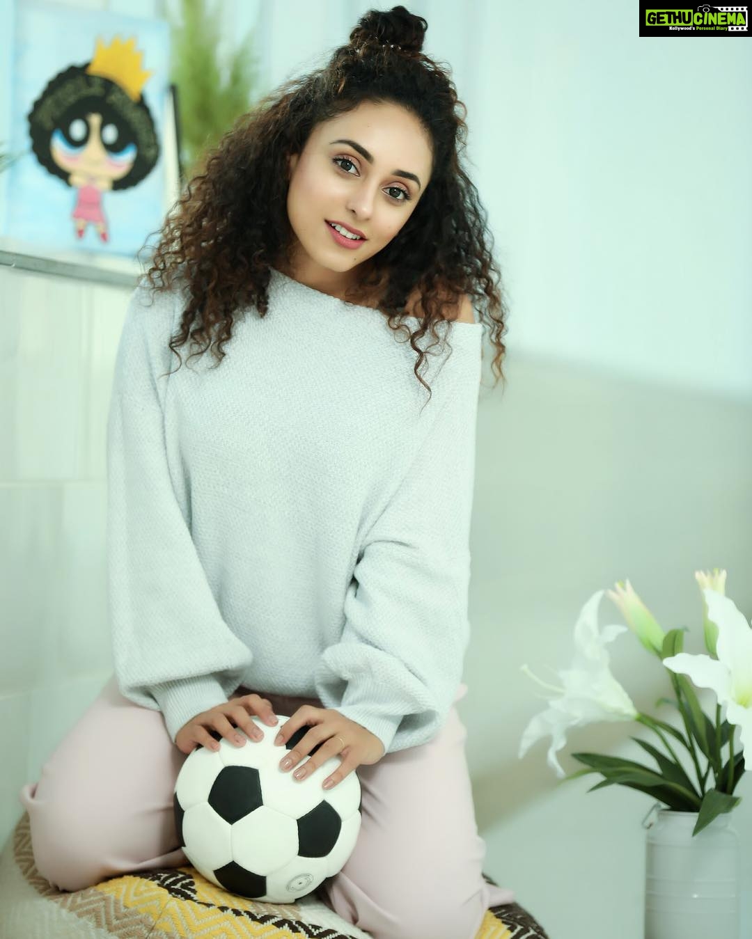Pearle Maaney Instagram - Never Grow Up... because life is to be enjoyed like a kid. So be happy ... be relaxed ... forgive easily and love unconditionally 😋 Thank you all for the love you gave for PMS season 1 ❤️ #pearlemaaneyshow #season2 #comingsoon @bickiboss_insta thank u for this click!