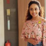 Pearle Maaney Instagram – My chammiya smile 🙈
#ammamazhavillu 
Thank you @zinil_z for clicking me 😋😋😋