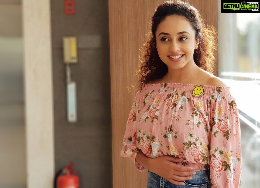 Pearle Maaney Instagram - My chammiya smile 🙈 #ammamazhavillu Thank you @zinil_z for clicking me 😋😋😋
