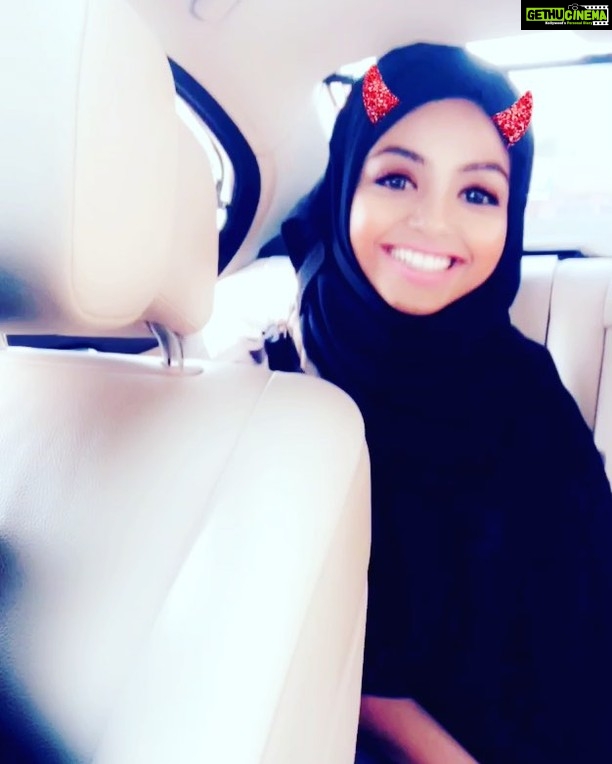 Pearle Maaney Instagram - Our love for Hijabs @shaunromy 🧕 ❤️ #CalicutDiaries #calicutbeach #calicutMilkSarbath #paragon #rahamathbiriyani #shootlife