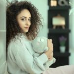 Pearle Maaney Instagram - “I love You”... whispered the Stuffed toy in my Ears😋❤️🤗 @bickiboss_insta click