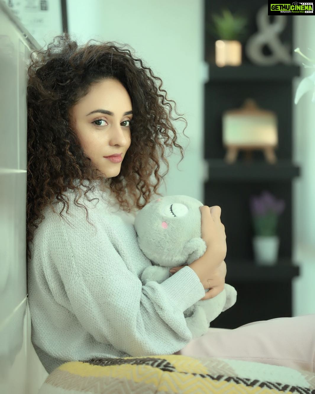 Pearle Maaney Instagram - “I love You”... whispered the Stuffed toy in my Ears😋❤️🤗 @bickiboss_insta click