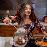 Pearle Maaney Instagram – Korachu Chorum meen curry-um edukkatte ? 😋😋 I wish I could cook for you all some day and invite you all over… for now just manage with this pic 😜