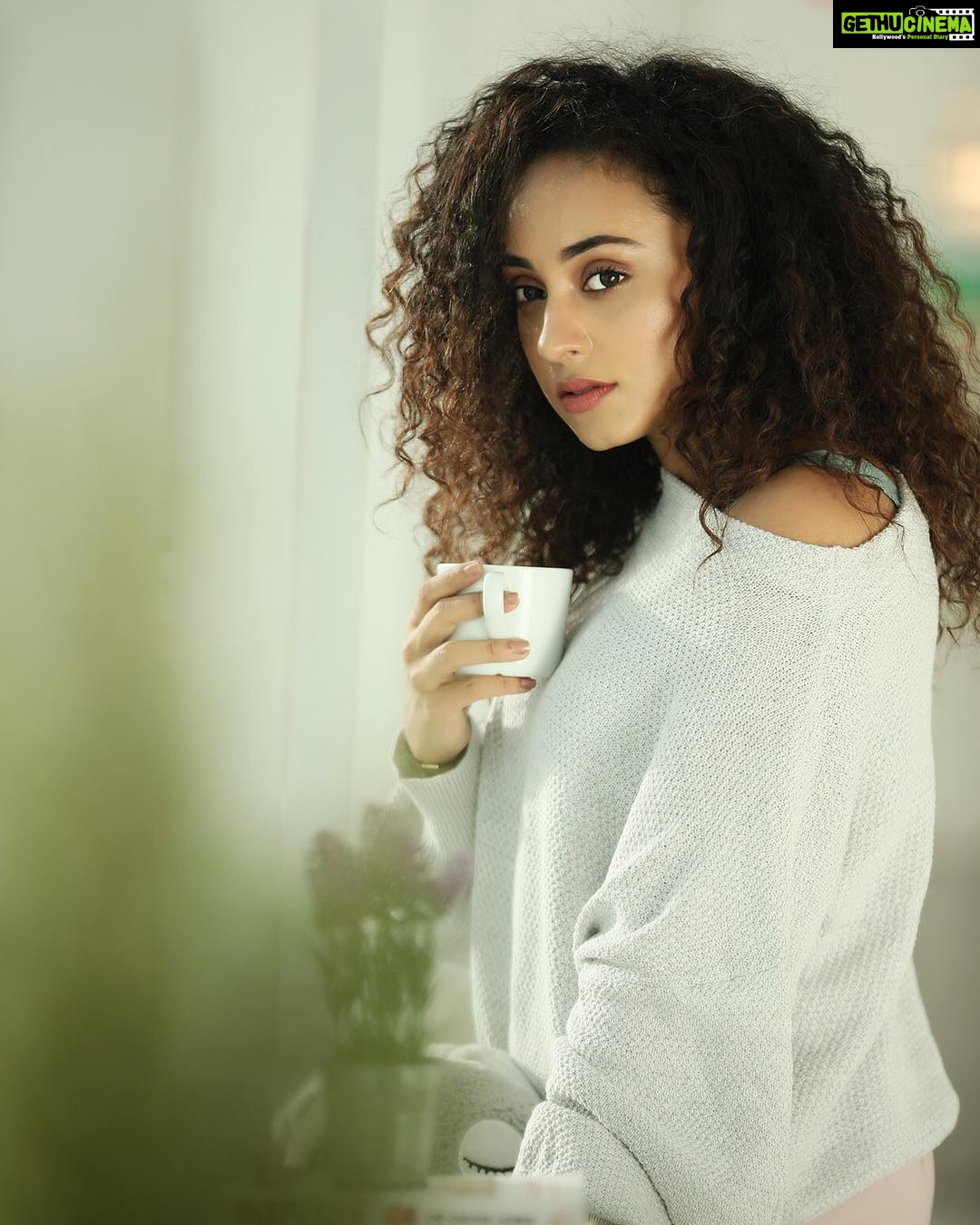 Pearle Maaney Instagram - “Keep your coffee close to Heart ☕️” When @bickiboss_insta looked at me through his Lens. This is what he saw😋❤️ Thank You Bicki for this lovely click!!! Dubai, United Arab Emirates