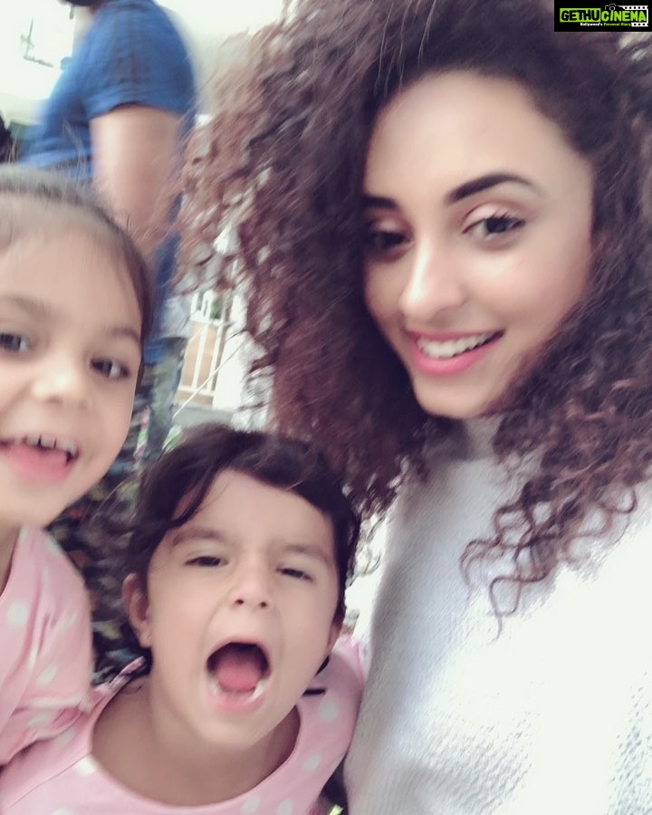 Pearle Maaney Instagram - The little one sneezes in the end coz of my hair 😂🙈