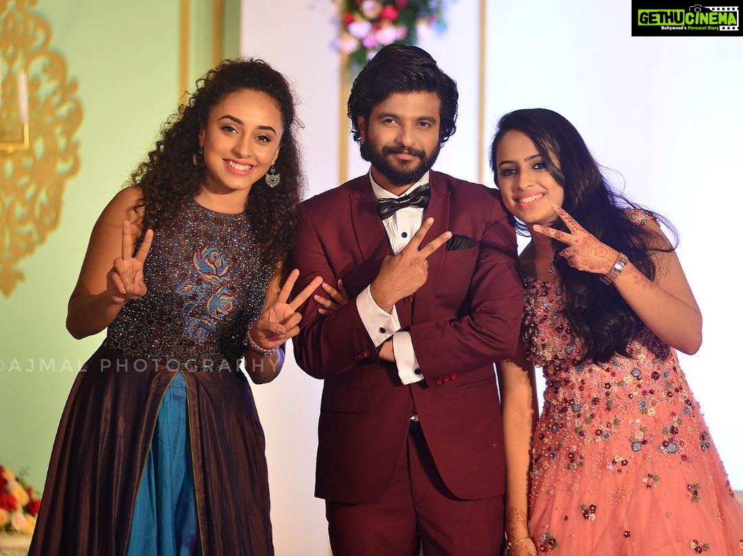 Pearle Maaney Instagram - And then I found this Normal pic! @neeraj_madhav and Deepti ❤️ wishing them a happy amazing , the bestest married life!!! @ajmal_photography_ Thank u @realmalkha for this outfit