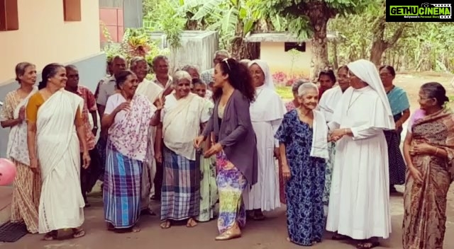 Pearle Maaney Instagram - Moments like these are always at the top of my “happy memories..”❤️ Love is All we Need. #pureGold #homefortheaged @pearlemaaney_fc