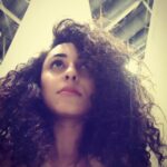 Pearle Maaney Instagram - When you are expecting your hair follicles to lead & guide you in life only to find out that they have split ends pointing towards all possible directions... which end up making you even more confused. #timeforahaircut #needsomeclarity Buhahahaha🙄 laughing at myself