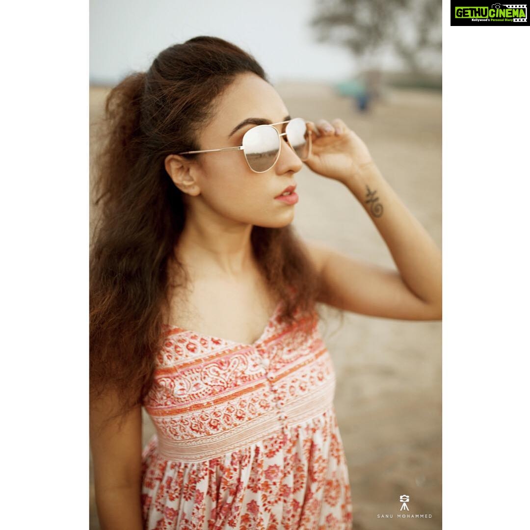 Pearle Maaney Instagram - When you cant hide your love anymore.. just wear shades and look away😎😋 Click by @sanu_mohammed