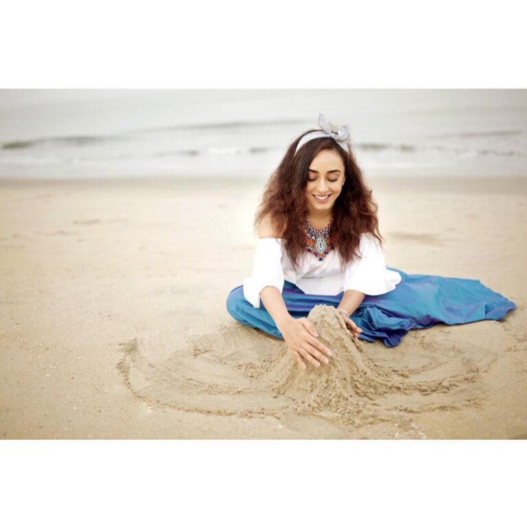 Pearle Maaney Instagram - Let’s build Strong castles in our hearts and guard them with our beliefs... as no wave can ever wash away our strength. Happy Women’s Day ❤️ @sanu_mohammed click