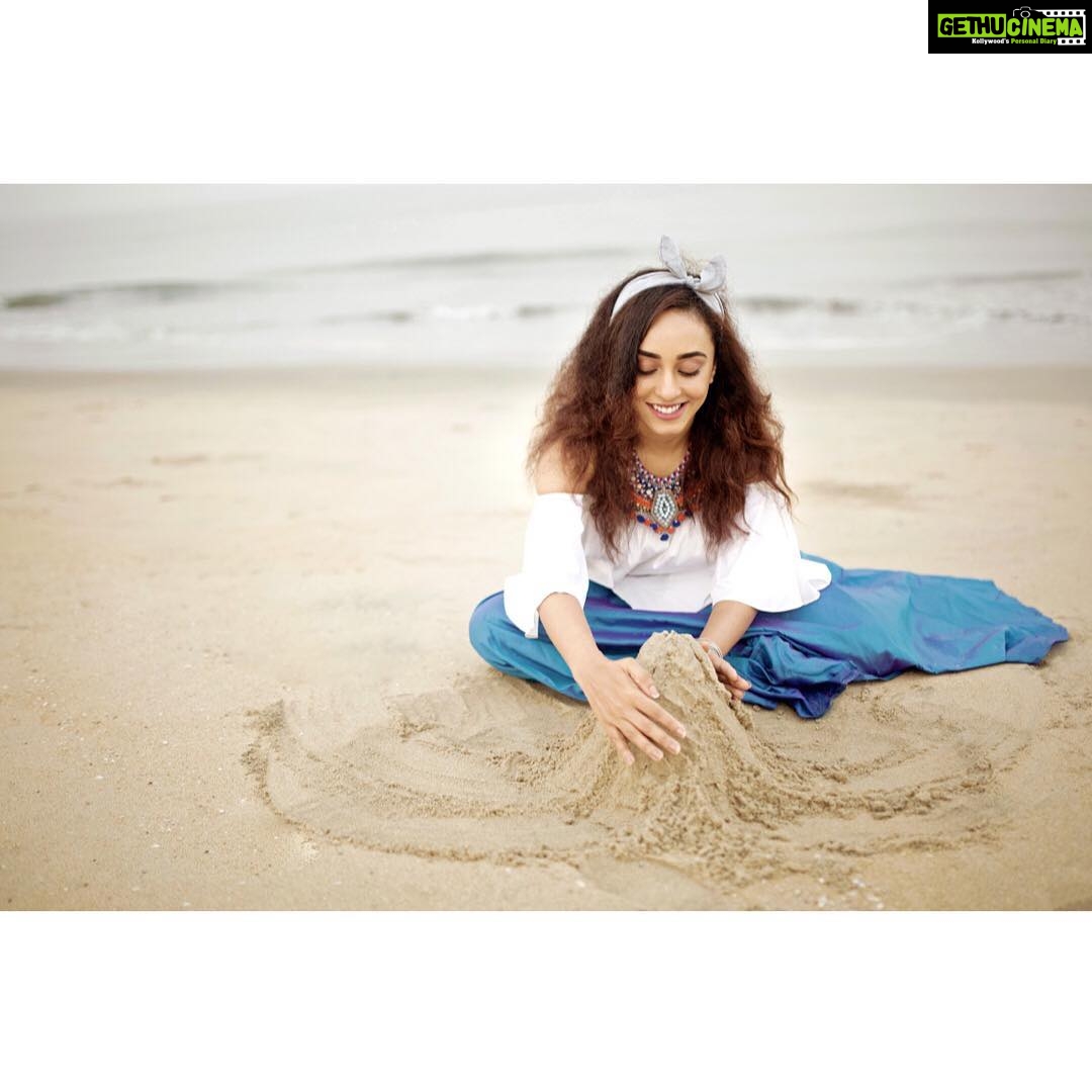 Pearle Maaney Instagram - Let’s build Strong castles in our hearts and guard them with our beliefs... as no wave can ever wash away our strength. Happy Women’s Day ❤️ @sanu_mohammed click