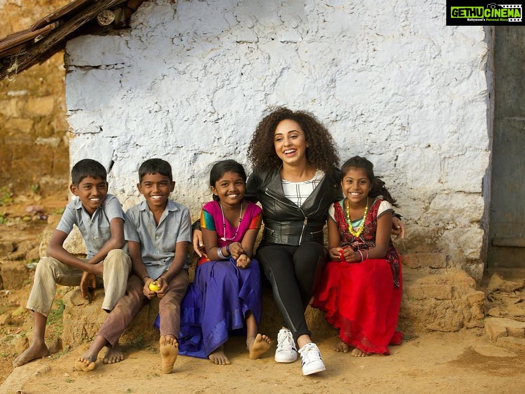 Pearle Maaney Instagram - The world is such a beautiful place... with so many beautiful people... and so much love. Thank you God for making me a part ❤️ Peace Love n Music to All😊 #traveldiaries @sanu_mohammed