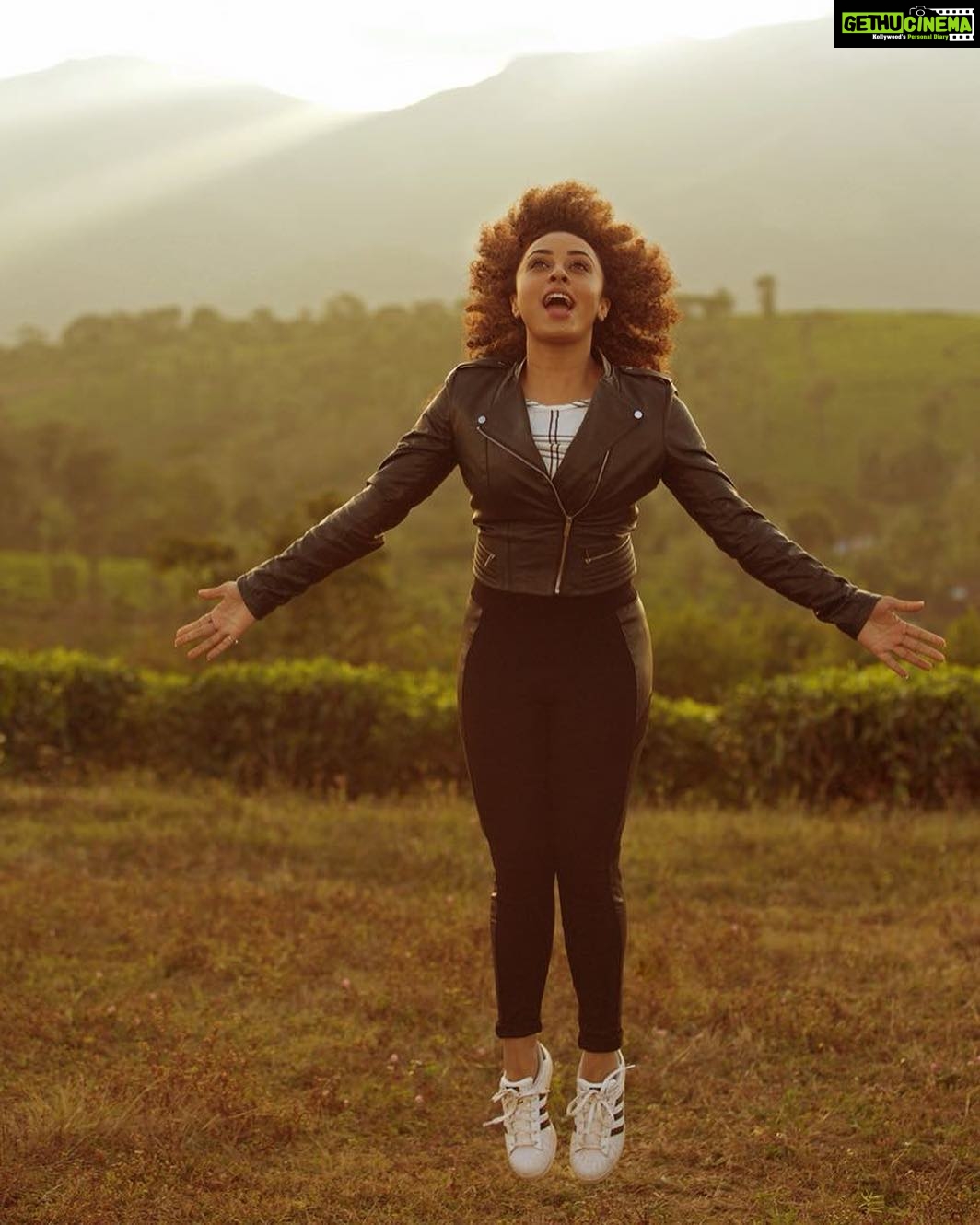 Pearle Maaney Instagram - Open your eyes and find reasons to be Happy. Trust me You will... ❤️ Peace Love n Music to All 😊 @sanu_mohammed click