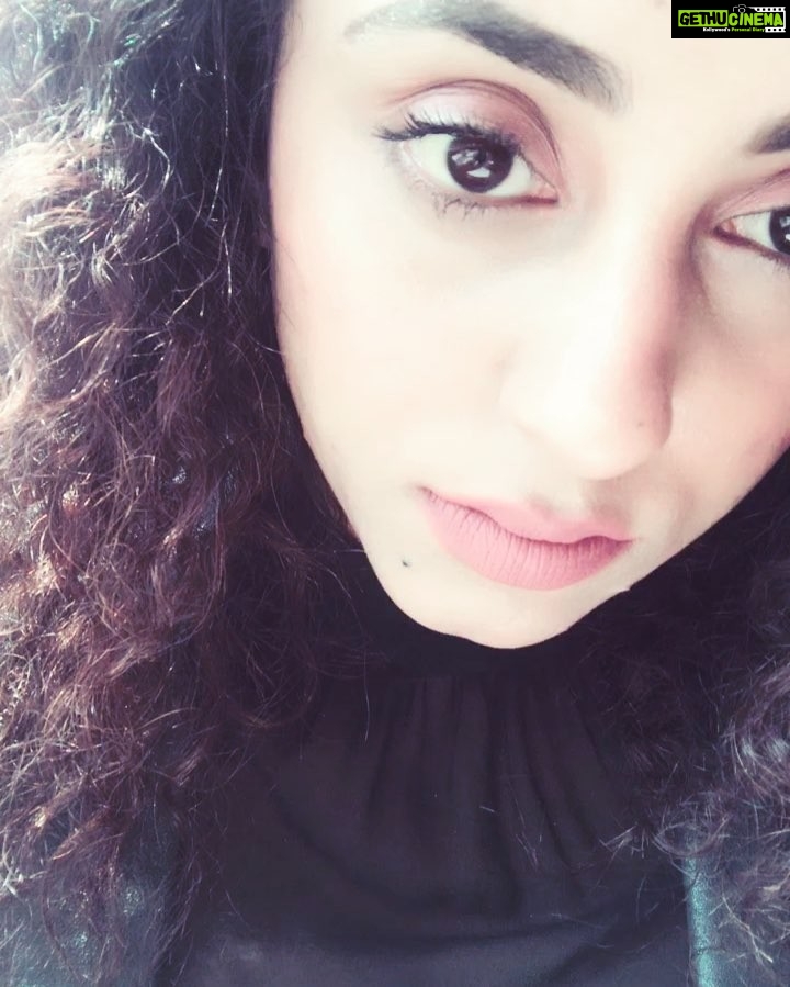 Pearle Maaney Instagram - I love the Sun 🌞 as much as I love the moon 🌕 #sunnyday #happyMe #curlyhairgirls #messyhairday🤗 Kochi, India