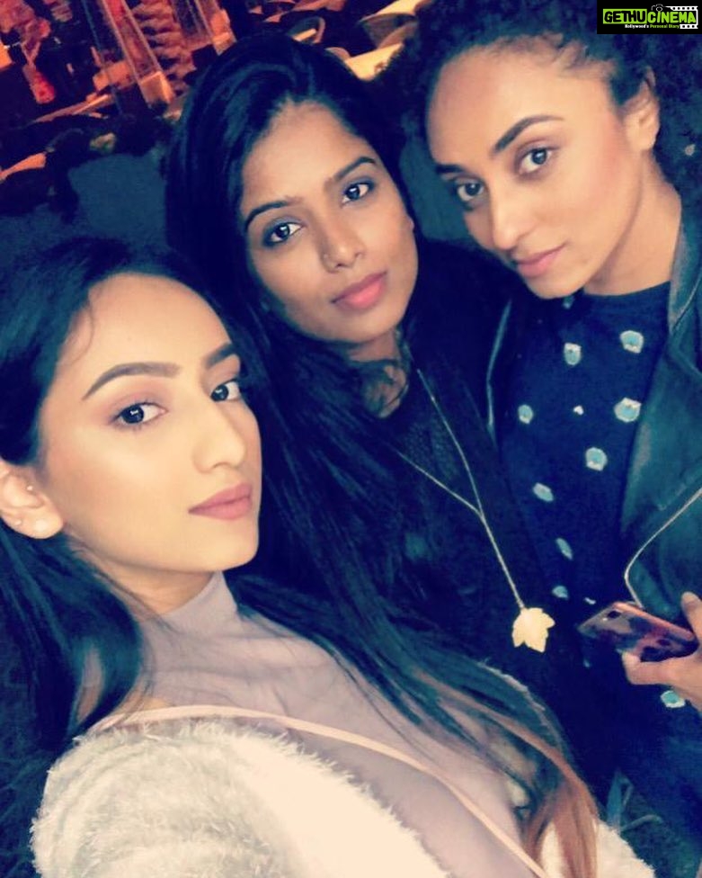 Pearle Maaney Instagram - Sleep deprived but still posing 😀 @ayesha_farooq @dipzsb #bffgoals ❤️ Dubai, United Arab Emirates