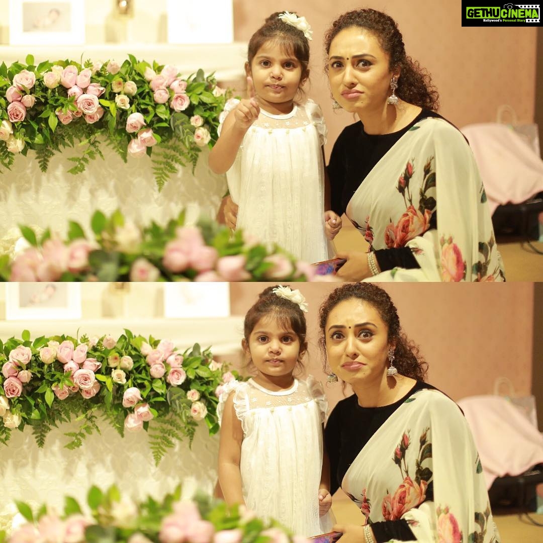 Pearle Maaney Instagram - When the baby starts spilling all your secrets in public 😂 pani paali 😐😐😐 Mia baby 👶 @tadpolphotography