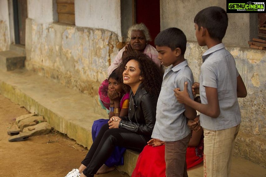 Pearle Maaney Instagram - “Speaking makes you an acquaintance... Listening makes you a friend.” Words by my Dad. - @maaneypaul thank you for this wonderful lesson Daddy. You made me who i am today. From a very young age You taught me to see Images Of God in Everyone and I believe there is God in everyone.❤️ Our thoughts are our reality. So think beautiful thoughts and make your reality Beautiful like you. #traveldiaries with @sanu_mohammed