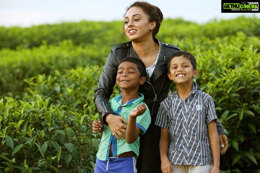 Pearle Maaney Instagram - Swipe Left⏪ Kids make you the happiest ❤️ The little ones were shy to smile because the tooth fairy had visited them previously 😀 @sanu_mohammed click