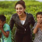 Pearle Maaney Instagram - Swipe Left⏪ Kids make you the happiest ❤️ The little ones were shy to smile because the tooth fairy had visited them previously 😀 @sanu_mohammed click