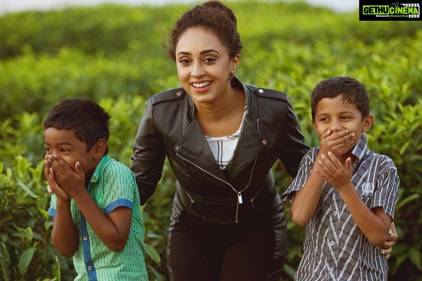 Pearle Maaney Instagram - Swipe Left⏪ Kids make you the happiest ❤️ The little ones were shy to smile because the tooth fairy had visited them previously 😀 @sanu_mohammed click