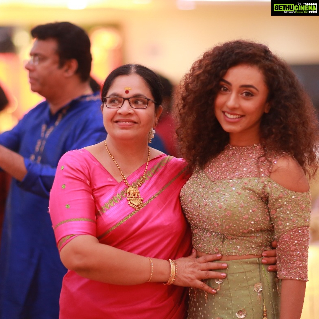 Pearle Maaney Instagram - Different levels of Love 😋 swipe to see what I’m talking abt😜 Bhagyalakshmi! Unnai vedamatten! 🤪❤️ Loved her expression in the 4th pic! Couldn’t stop myself from posting it 😃 Costume by @realmalkha Thank u for capturing these @anvarzayan @tadpolphotography