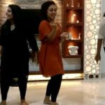 Pearle Maaney Instagram – A family that does “Crazy Dance” together… stays together 😂
#todaysfamilytime 
My dear cousins… @ieatphysics @shradha_davis @ninaantony90