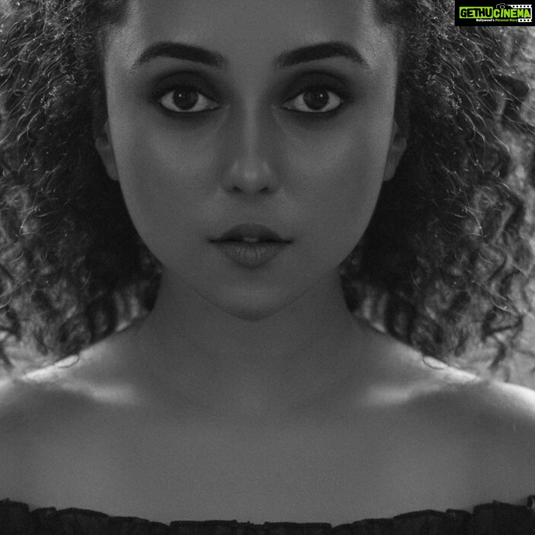 Pearle Maaney Instagram - Booo!!! 😎 When the right side of my face was mirrored...😲 Well I kinda knew I was an 👽 alien. If you too are an alien just post “👽” below as a comment. I’ll know who you are 😏