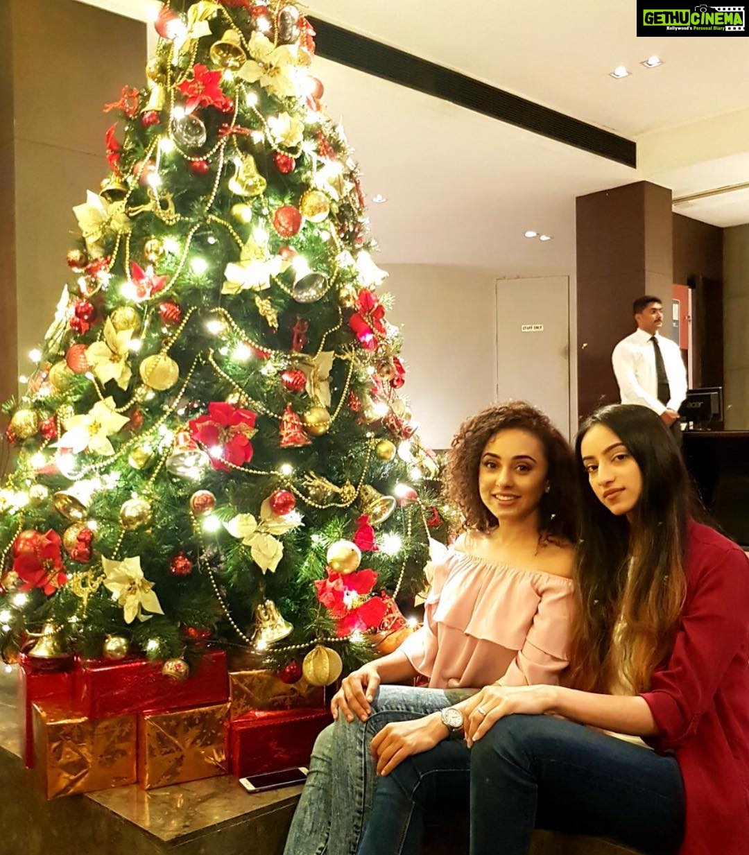 Pearle Maaney Instagram - Itβs December and Christmas π is already here! πβ€οΈ @ayesha_farooq