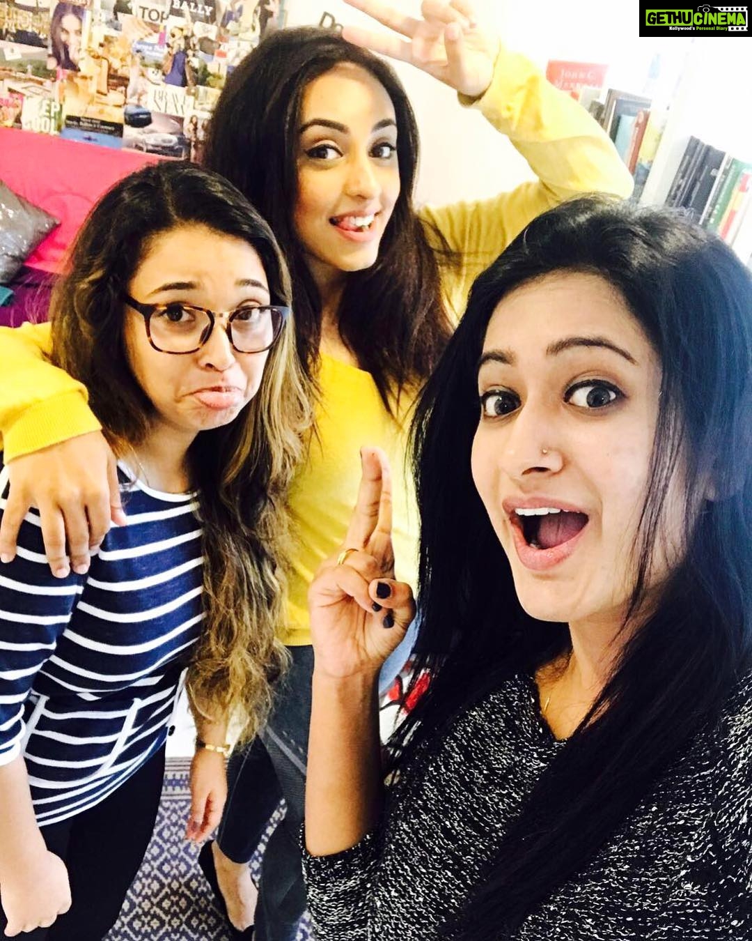Pearle Maaney Instagram - Peace out! @megha_mathew_ And @blackmusk92 ❤️ #shoot #styling #cutenessalert