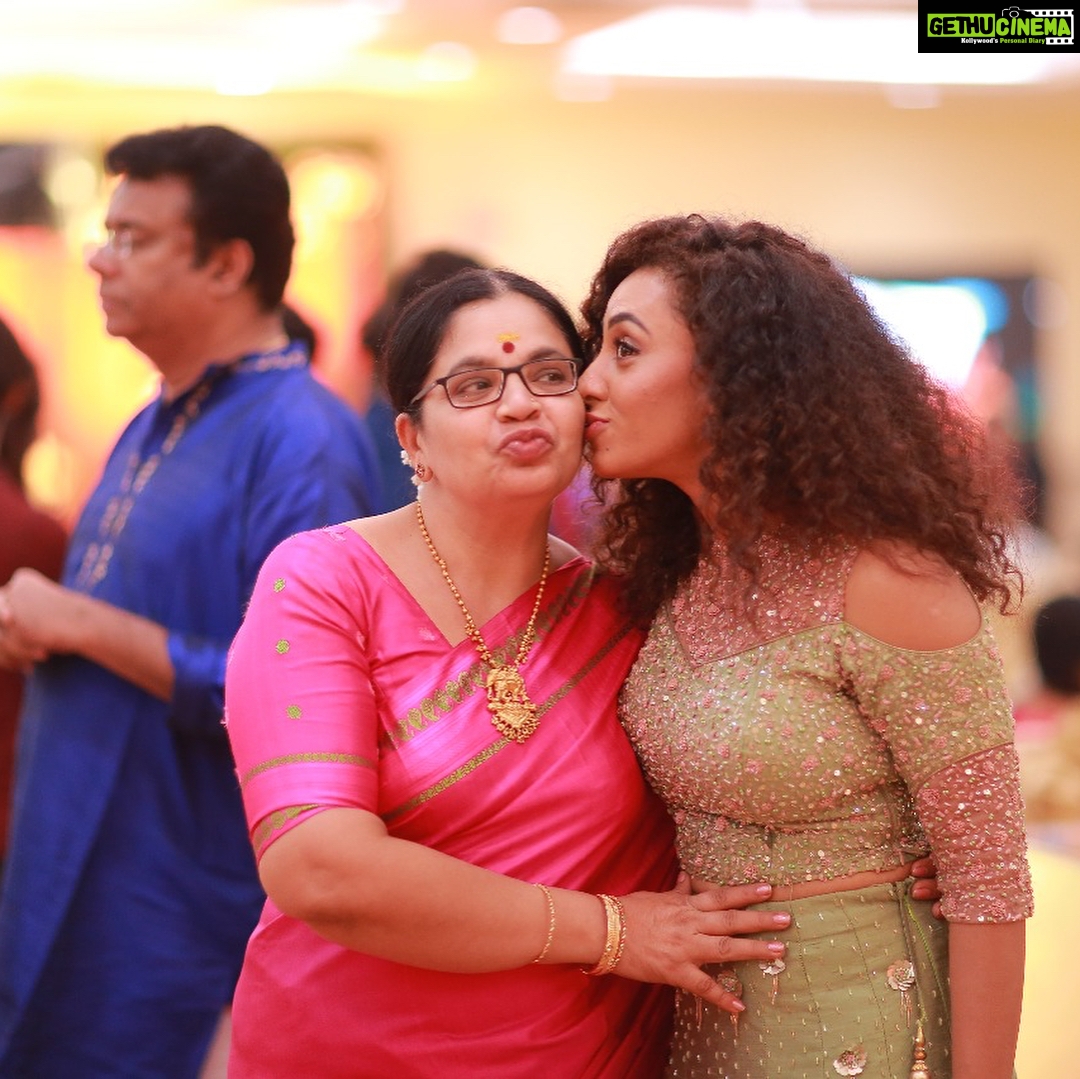 Pearle Maaney Instagram - Different levels of Love 😋 swipe to see what I’m talking abt😜 Bhagyalakshmi! Unnai vedamatten! 🤪❤️ Loved her expression in the 4th pic! Couldn’t stop myself from posting it 😃 Costume by @realmalkha Thank u for capturing these @anvarzayan @tadpolphotography