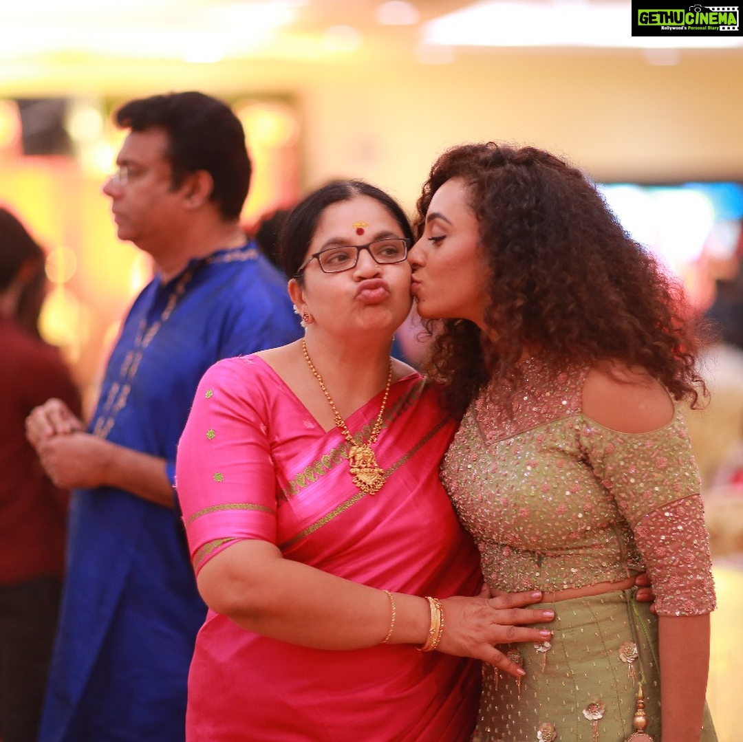 Pearle Maaney Instagram - Different levels of Love 😋 swipe to see what I’m talking abt😜 Bhagyalakshmi! Unnai vedamatten! 🤪❤️ Loved her expression in the 4th pic! Couldn’t stop myself from posting it 😃 Costume by @realmalkha Thank u for capturing these @anvarzayan @tadpolphotography