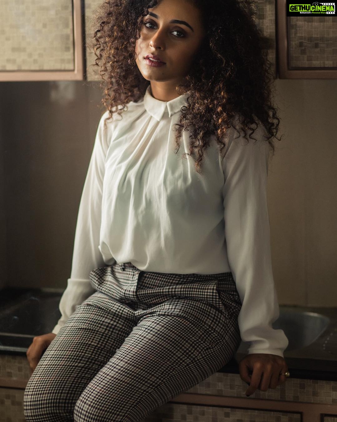 Pearle Maaney Instagram - Syncing in with the Kitchen sink 😜 #breakingstereotypes #frametality @clintsoman photography