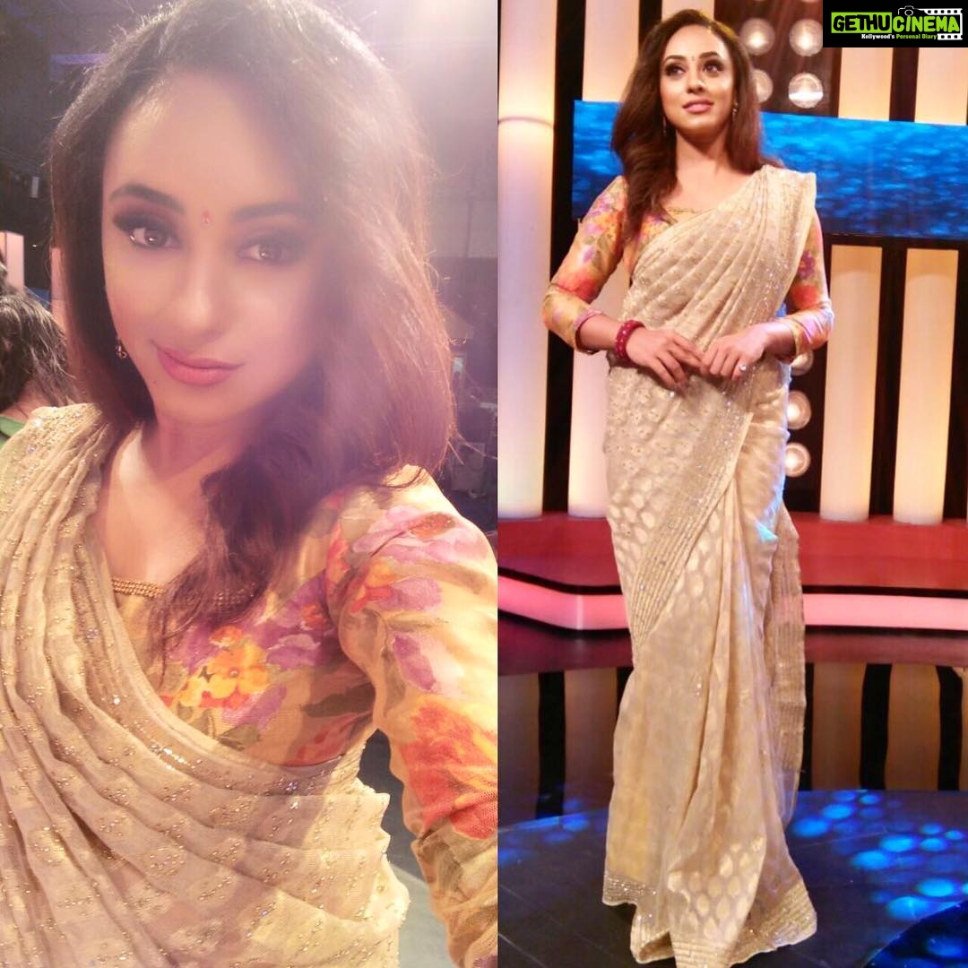 Pearle Maaney Instagram - Look for the day by @aanunobby ❤️ #maanyamahajenangale #sareeLove #shoot #kairaliTV